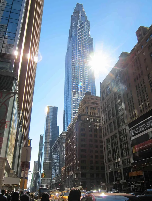 the tall building in the city has become a huge bottle,Red and White,busy streets,sunny day
 - style4部分