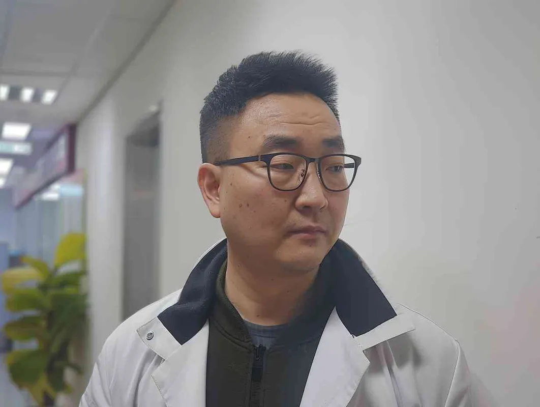 70岁，中国面孔，男，穿着白大褂，手持保温杯，听诊器，戴眼镜，慢慢地走，医院门诊，现代环境，真实，沧桑，疲惫，慈祥，和蔼，温柔 - style3部分