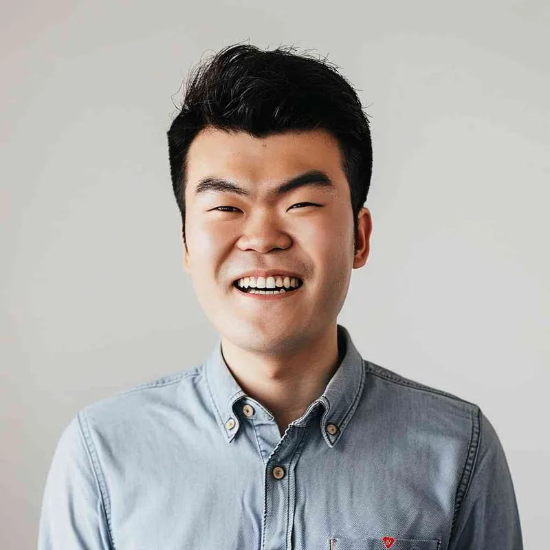 Happy expression, white background, natural lighting, wearing suit --ar 1:1 --iw 0.53 --v 6.0 --cref https://s.mj.run/22UAr7E-O2U  - style2部分