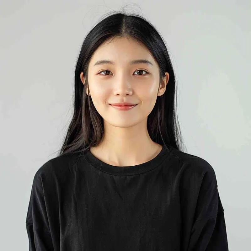 A Chinese girl with long black hair and wearing a dark long-sleeved round-neck T-shirt is smiling at the camera. The background color should be white to highlight his face. She has an Asian nose shape, medium skin tone, round eyes, and thin eyebrows. Her overall appearance conveys friendliness or confidence.--ar 1:1 --q 1 --v 6.0 - style2部分