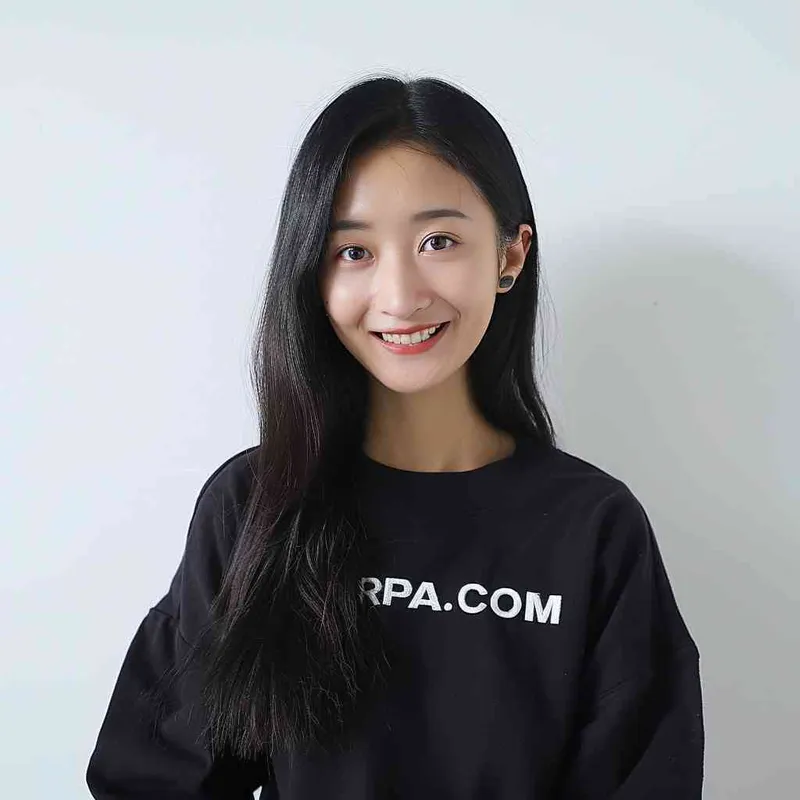 A Chinese girl with long black hair and a dark long-sleeved round-neck T-shirt with 