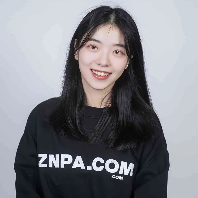 A Chinese girl with long black hair and a dark long-sleeved round-neck T-shirt with 