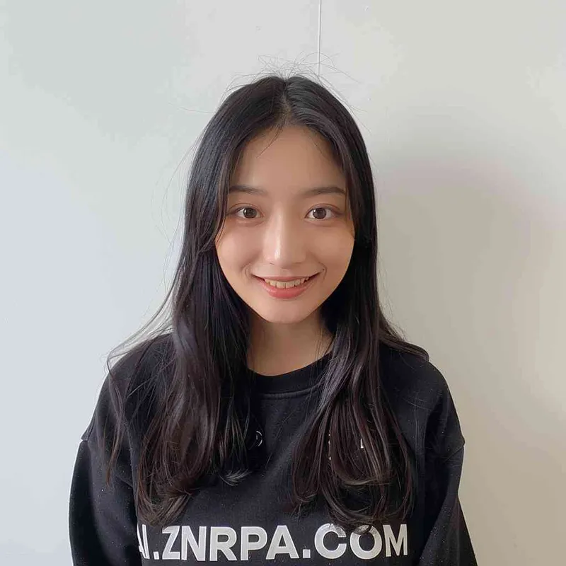 A Chinese girl with long black hair and a dark long-sleeved round-neck T-shirt with 