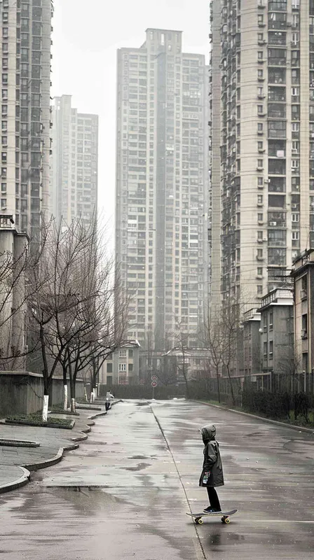 一个约15岁的女孩披着雨披，踩着滑板在无人的街道上熟练穿行，这是一片笼罩着暮气的老旧住宅区，四下皆是平房，可以参考北京胡同的场景。而远处的高楼却皆是断裂或抹平，有明显光滑平整的切口，黑黢黢地矗立在雨幕中，仅有几缕极光飘散在周围，破败而又奇异。 - style4部分