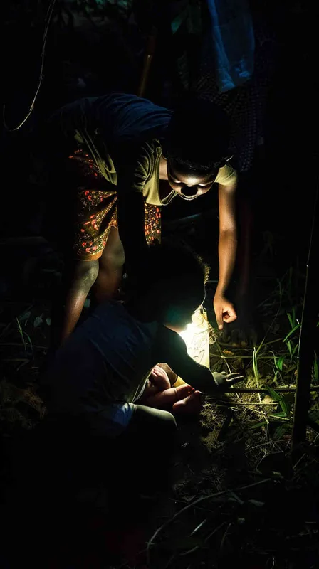 夜色里，两个青年齐力在屋外摇动手摇式发电机，新生的婴儿在发电机供给的昏暗灯光下被接生，婴儿发出啼哭； - style3部分