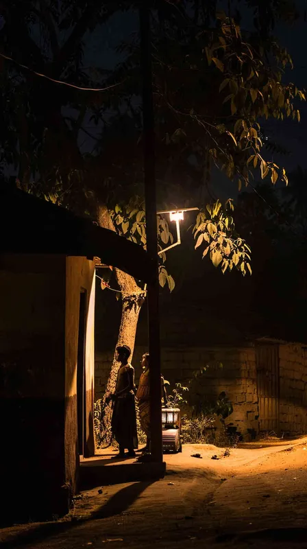 夜色里，两个青年齐力在屋外摇动手摇式发电机，新生的婴儿在发电机供给的昏暗灯光下被接生，婴儿发出啼哭 需要明确表现出人们在依靠手摇发电机发电，灯光微弱 - style4部分