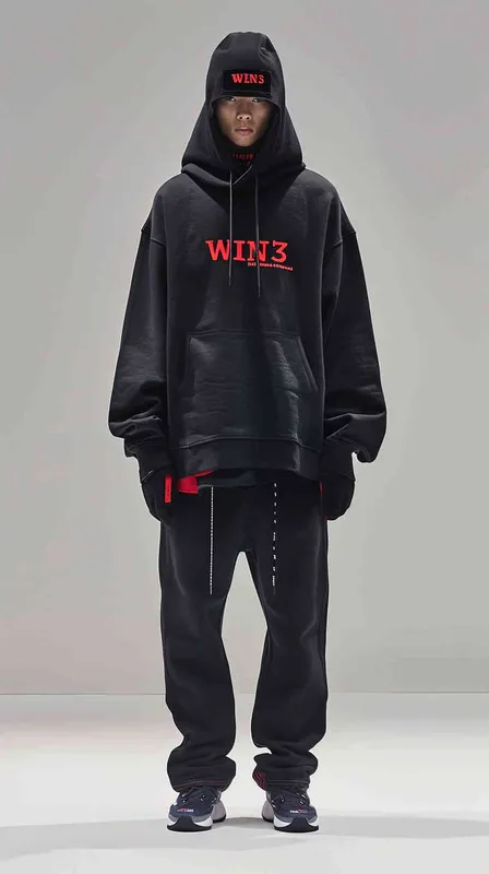 
Midjourney Bot
2024-04-03 10:11:32


设计潮牌的帽衫，品牌logo“WIN3”的字样设计感非常强，logo材质很有质感，在胸前部分非常醒目，衣服有未来的科技感，衣服悬空在纯色背景空间 ，只有衣服没有模特 - style2部分