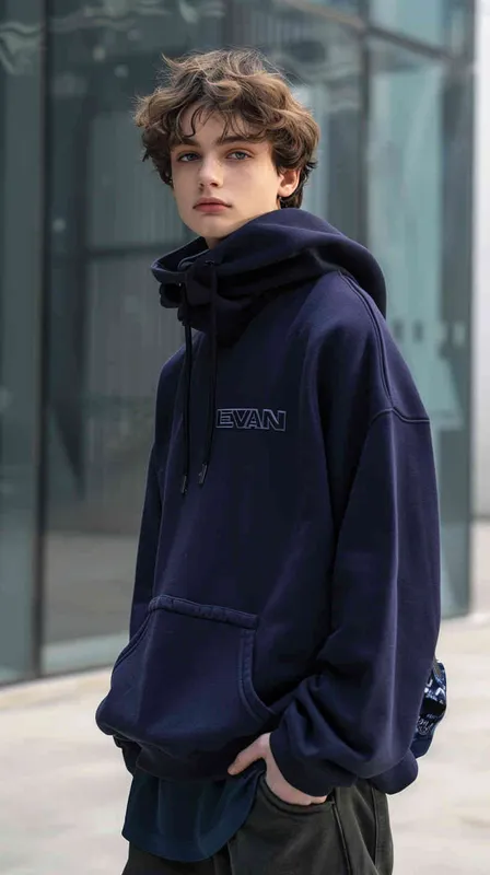 设计潮牌的帽衫，品牌“EVAN”的字样设计感非常强，材质很有质感，在胸前部分，衣服有未来的科技感，衣服悬空在纯色背景空间 - style2部分