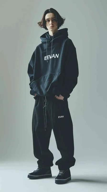 设计潮牌的帽衫，品牌“EVAN”的字样设计感非常强，材质很有质感，在胸前部分，衣服有未来的科技感，衣服悬空在纯色背景空间 - style3部分