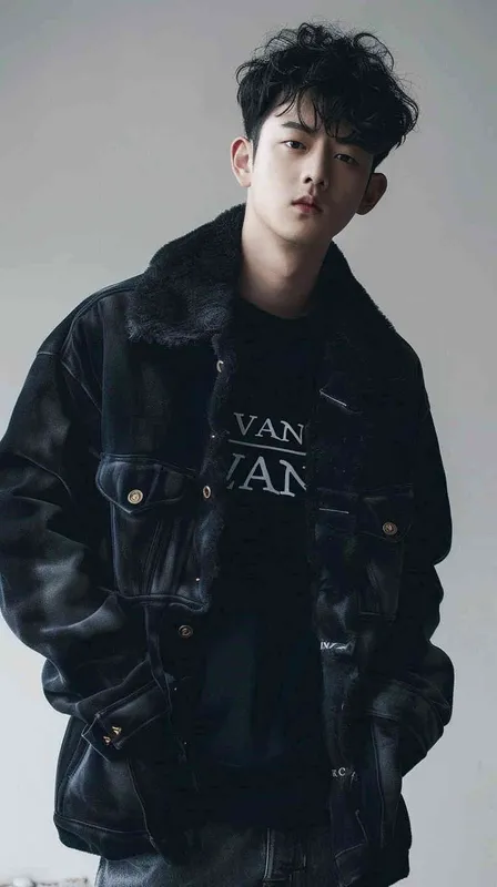 设计潮牌的帽衫，品牌“EVAN”的字样设计感非常强，材质很有质感，在胸前部分，衣服有未来的科技感，衣服悬空在纯色背景空间  - style2部分