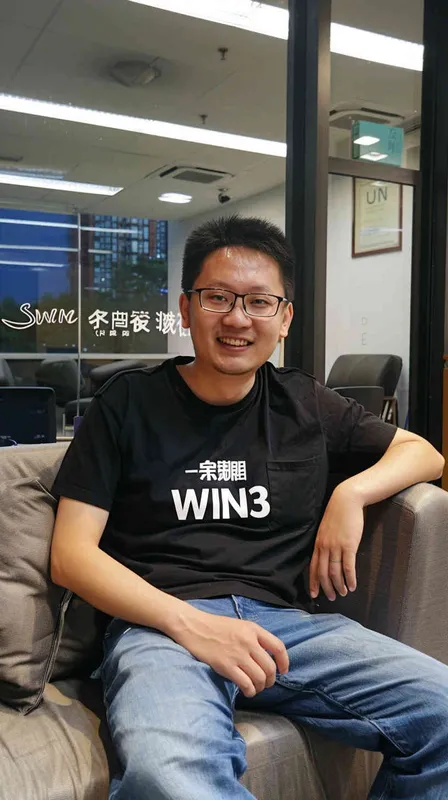 参上垫图人物肖像特征，设计一个乐观可爱的大叔角色，8种姿势和表情，年龄：35，外貌（发型）光头，外貌（脸）：圆脸，灰白很短胡子，外貌（服装）白色T恤，衣服胸前有比较大而且有设计感的logo字体“WIN3