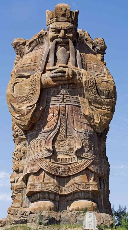盘古上神。他的身躯巍峨而高大，仿佛一座永恒的巨峰，直插云霄，与天地相连。他的肌肤呈现出一种深沉的古铜色，如同经过岁月沉淀的岩石，坚硬而富有质感。

他的头部硕大，宛如一座巍峨的山头，显得异常威严。他的双眼深邃而明亮，犹如夜空中最亮的星辰，闪烁着智慧与坚毅的光芒。他的眉毛浓密而修长，仿佛两道黑色的瀑布，从额头两侧垂落，给人一种不怒自威的感觉。

他的鼻子高挺而宽阔，像是一座山峦，在他的脸庞上占据着重要的位置。他的嘴巴宽阔而厚实，紧闭时显得坚定而有力，张开时则仿佛能吞噬天地间的万物。

他的肩膀宽阔而厚实，仿佛能扛起整个世界的重量。他的双臂粗壮而有力，肌肉线条分明，充满了力量感。他的双手巨大而厚实，仿佛能握住整个宇宙，每一次的挥动都能引发天地的震动。

他的双腿修长而有力，仿佛两根支撑天地的巨柱，稳稳地扎根在混沌之中。他的双脚巨大而厚实，仿佛能踏平一切阻碍，引领着宇宙走向新的纪元。

他的身上散发着一种不可言喻的气息，那是一种古老而神秘的气息，仿佛蕴含着整个宇宙的奥秘与力量。他的存在本身就是一种震撼，一种威严，一种无法抗拒的力量。

他的外貌特征不仅是他自身的体现，更是他强大力量与坚定意志的象征。他的每一个细节都充满了力量与美感，仿佛是大自然最为完美的杰作。

文心大模型3.5生成 - style4部分