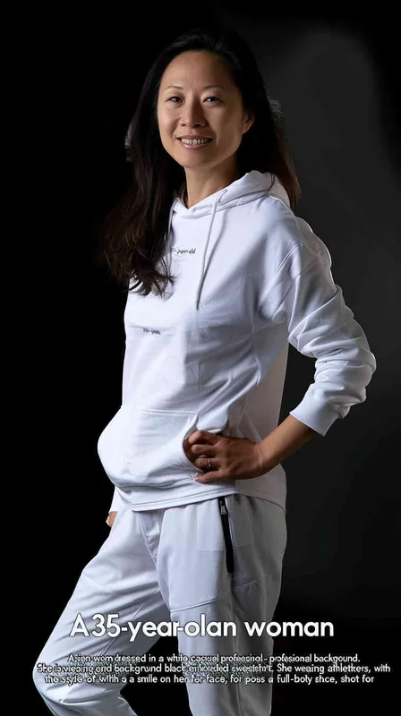 一名亚洲35岁女子身穿白色休闲职业装，黑色背景，穿着运动裤和运动鞋，穿着连帽衫风格的衬衫，面带微笑，一张亚洲女子运动的全身照片，看着镜头，高分辨率，专业照片，全高清，逼真的皮肤纹理，没有文字或字母，正视图，大师摄影，超写实摄影，人像作品 - style1部分