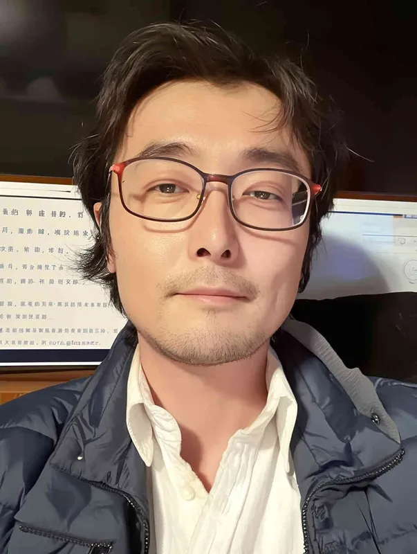 一个40岁戴眼镜的中年男人 - style1部分