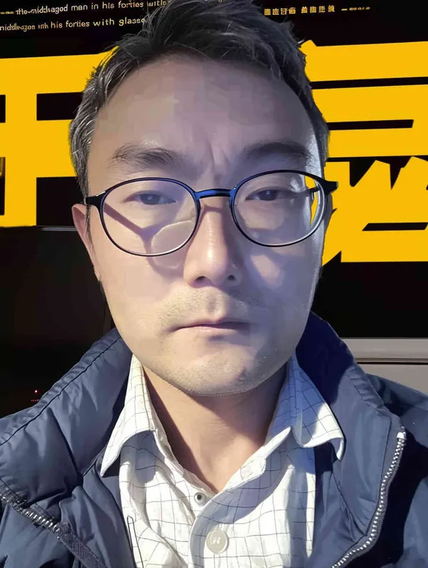 一个40岁戴眼镜的中年男人 - style3部分