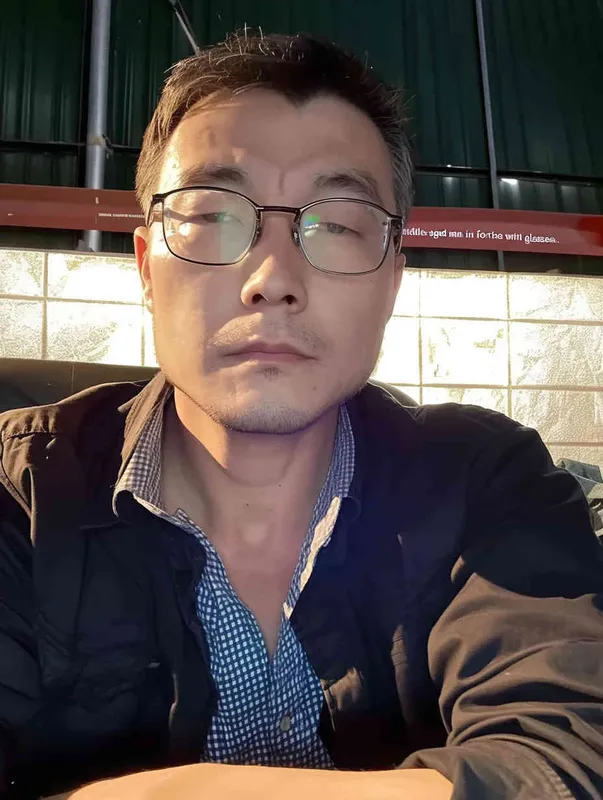 一个40岁戴眼镜的中年男人 - style4部分
