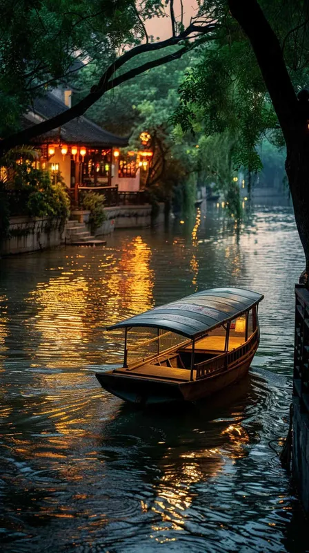 夜泊秦淮河畔
画面展现夜幕初降，作者的船只静静地停泊在秦淮河畔。远处灯火初上，映照在波光粼粼的河面上，江水轻轻摇曳，带来一丝凉爽的夜风。这个镜头描绘了一个静谧而寂静的夜晚，为整首诗的开头设定了基调 - style4部分
