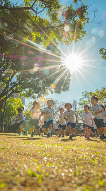 阳光明媚的校园里，一群小学生在嬉戏打闹，校园里春机盎然 - style3部分
