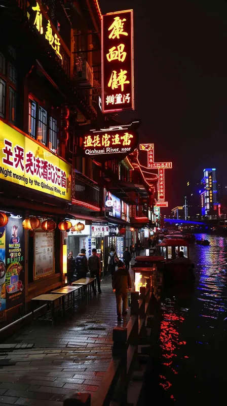 泊船近酒家的生活氛围
第二句“夜泊秦淮近酒家”转换到了作者的所在，夜舟靠近酒家，那里灯火通明，人声鼎沸，与第一句的静谧形成对比，体现出秦淮河的繁华和生活的热闹。 - style4部分