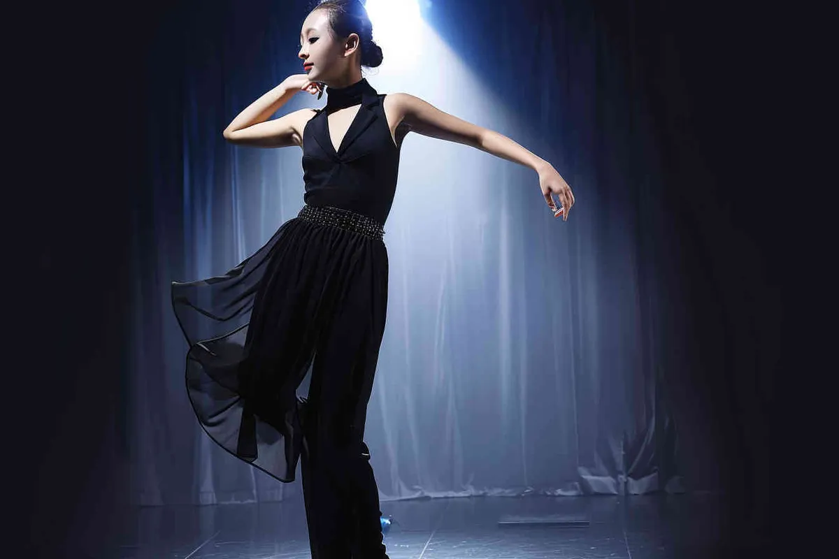 No text!!!!!!!!!!!!!!!!, a 14-year-old Chinese girl, elegantly adorned in a jazz suit, dances with grace on a grand stage, with spot light, face directly into the front. As she captivates the audience, every flawless movement is beautifully captured through the lens of a Canon 85mm f1.2 camera, high quality, high res, 8k, raw, photo reliastic - style2部分