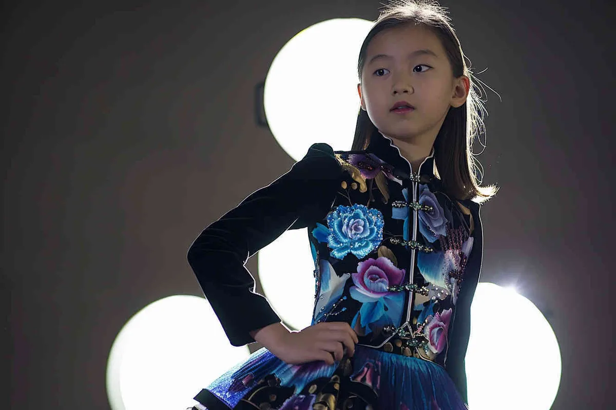 No text!!!!!!!!!!!!!!!!, a 14-year-old Chinese teenage girl, face directly into the front, elegantly adorned in a jazz suit, dances with grace on a grand stage, with spot light, As she captivates the audience, every flawless movement is beautifully captured through the lens of a Canon 85mm f1.2 camera, high quality, high res, 8k, raw, photo reliastic – AI绘画作品展示 | Midjourney中文版生成